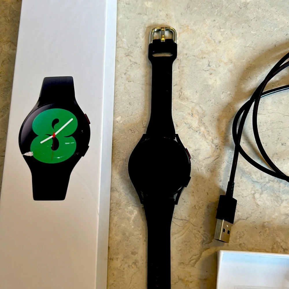 Samsung galaxy 4watch 4covers, 9 bands and charger
